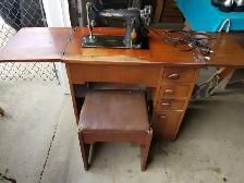 Singer sewing machine with cabinet - Photo 2
