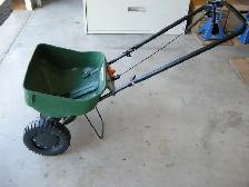 Scotts Seed/Fertilizer Spreader with EdgeGuard - Photo 4