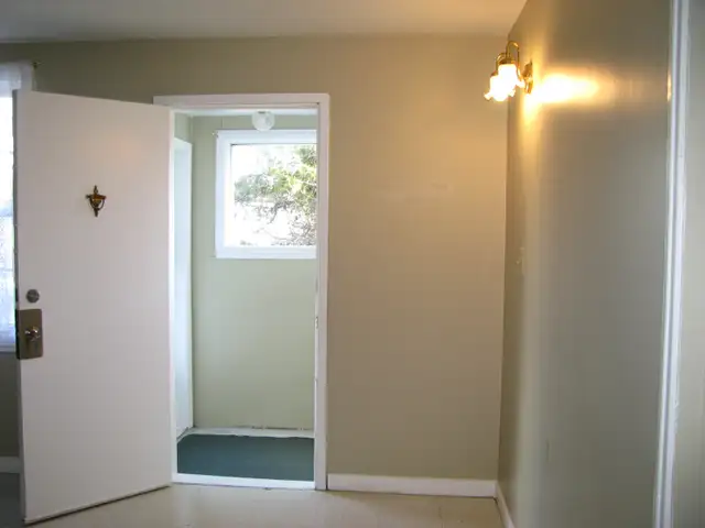 CENTRAL-HEATED 1 BEDROOM