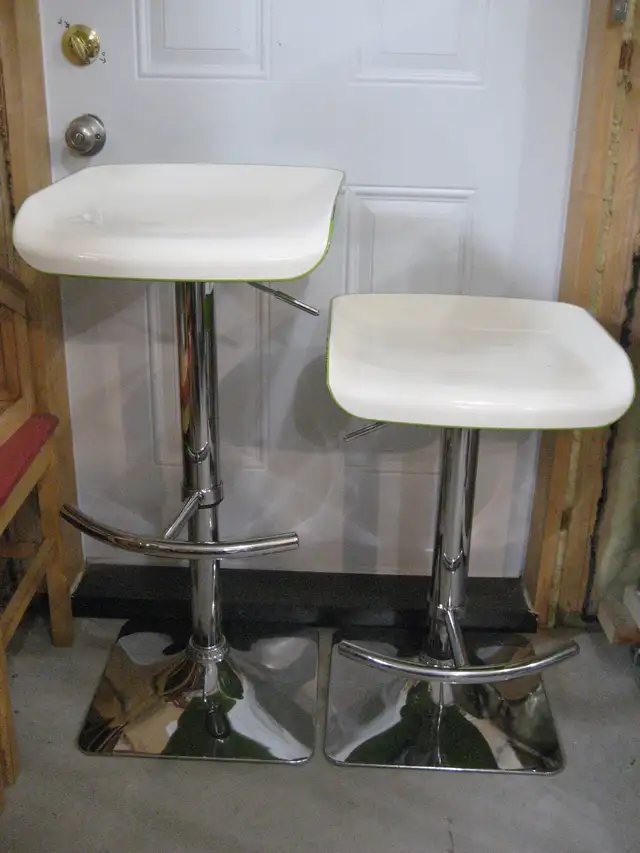 2 Vintage retro hydraulic bar stools