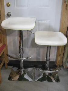 2 Vintage retro hydraulic bar stools