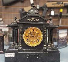 Vintage 1900s Mantal Clock with key