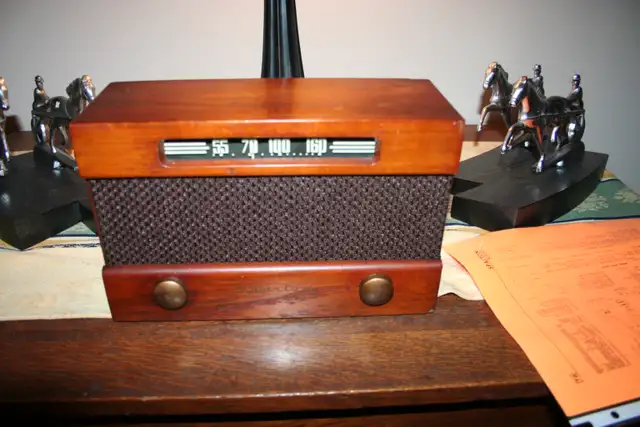Radio ancien a lampes tubes restauré fonctionne tres bien 50$