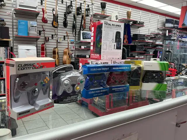 plusieurs manette de jeux disponible