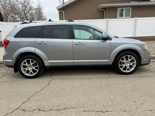2015 Dodge Journey R/T. CROSS PKG AWD - 3RD ROW 7 SEATS - DVD –