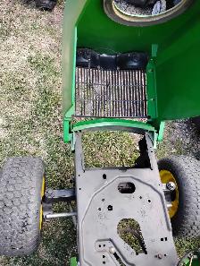 John Deere GT262 garden tractor STRIPPED FOR PARTS! - Photo 3