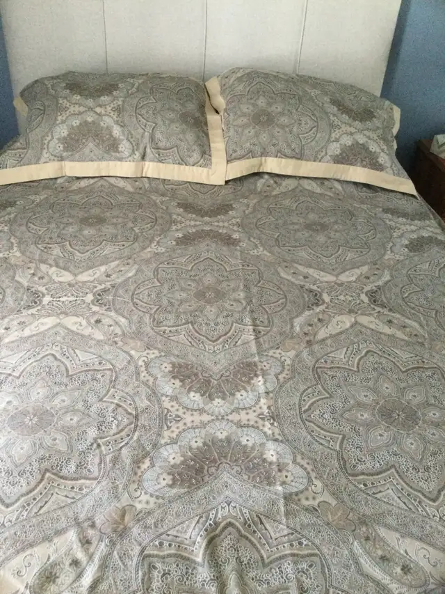 Housse pour lit queen avec 2 couvre-oreillers et juponnage
