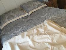 Housse pour lit queen avec 2 couvre-oreillers et juponnage - Photo 3
