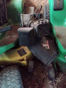 John Deere LT166 lawn tractor STRIPPED FOR PARTS! - Photo 4