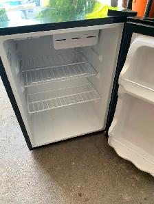 Arctic King Bar Fridge - Photo 4