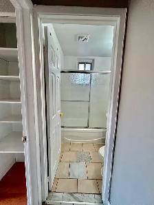 Large , Bright Apartment, one minute from metro - Photo 2