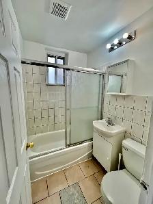 Large , Bright Apartment, one minute from metro - Photo 3