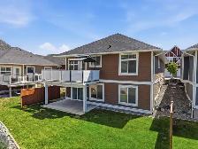 BEAUTIFUL HOME IN MERRITT WITH SWEEPING VIEWS - ONLY 9 YEARS OLD - Photo 2