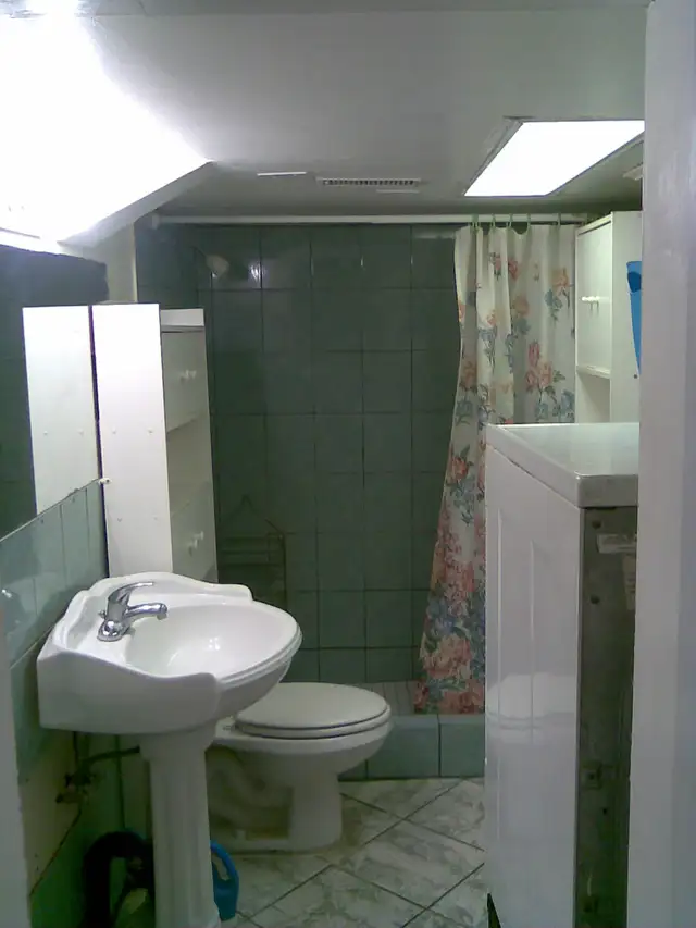 Private furnished Room for Rent, steps to Subway