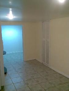 Private furnished Room for Rent, steps to Subway - Photo 2