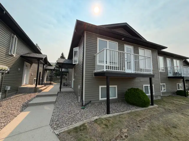 For Rent:  3 Bedroom & 2 Bathroom w Garage West Lethbridge