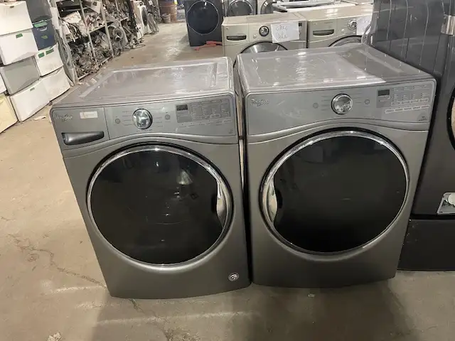 Laveuse sécheuse frontales stainless Whirlpool ( remis a neuf )