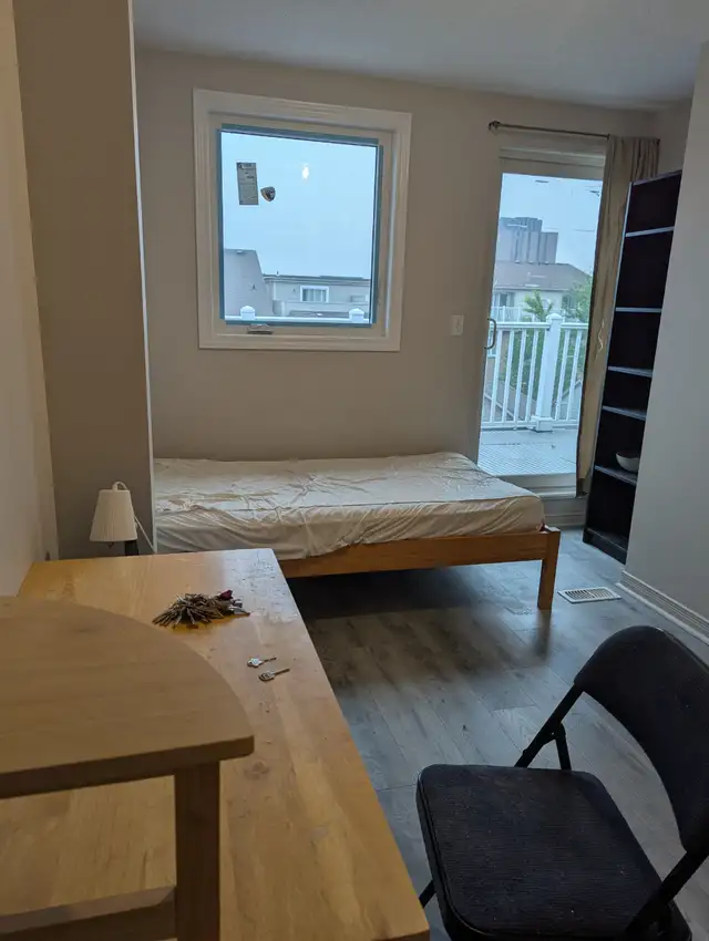 Female 3rd Flr Large Room with Balcony Parking @York University