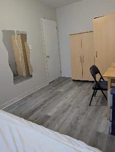 Female 3rd Flr Large Room with Balcony Parking @York University - Photo 2
