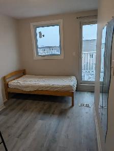 Female 3rd Flr Large Room with Balcony Parking @York University - Photo 3