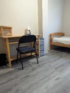 Female 3rd Flr Large Room with Balcony Parking @York University - Photo 5
