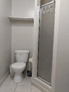 Female 3rd Flr Large Room with Balcony Parking @York University - Photo 9