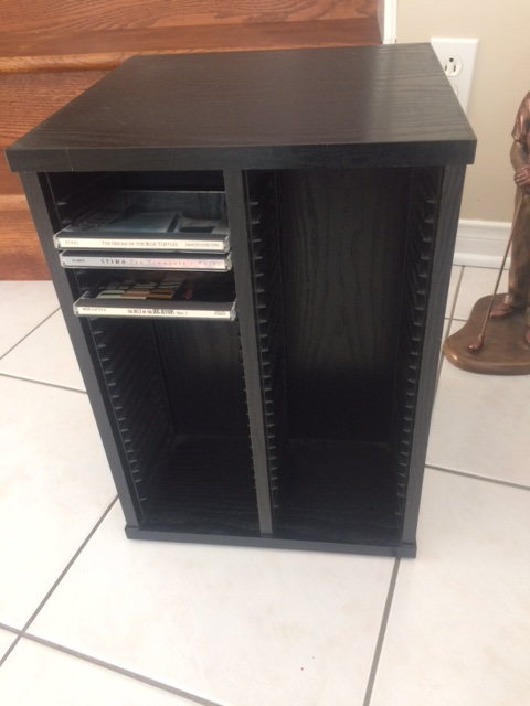 BEAU BUREAU NEUF EN BOIS NOIR 17'HAUT À CONTENIR 100CD: $20.00