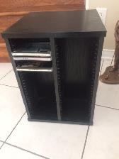 BEAU BUREAU NEUF EN BOIS NOIR 17'HAUT À CONTENIR 100CD: $20.00