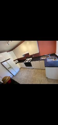 Spacious bedrooms for rent near McMaster University, Hamilton - Photo 3