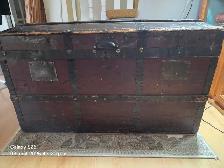 Coffre de bois antique