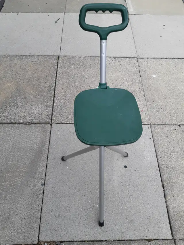WALKING CANE WITH SEAT (Like New)