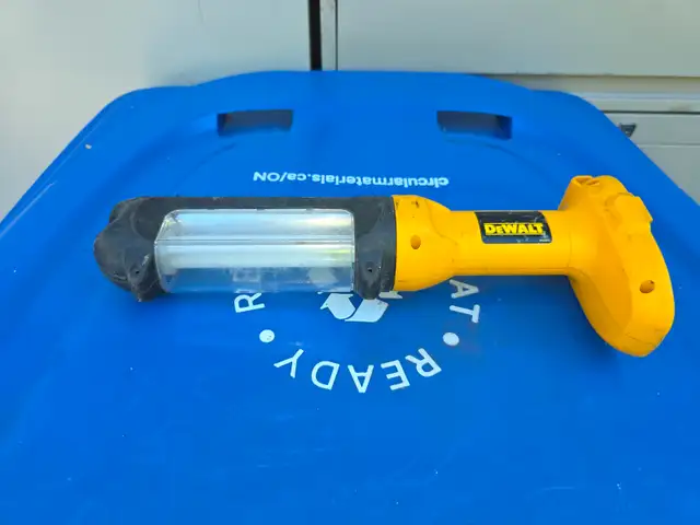 Dewalt 18V Rechargeable Florecent Area Cordless Light DC527
