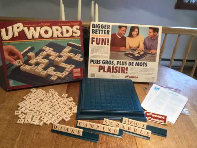 Upwords  du fabricant de SCRABBLE  mots en hauteur an1997