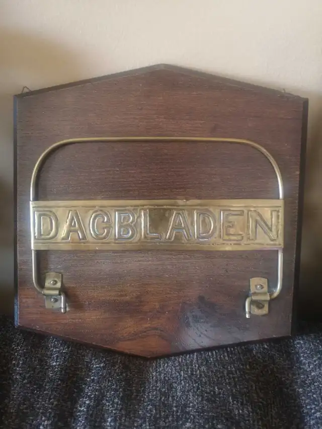 Vintage Dagbladen Wall Hanging Magazine Holder and Accents