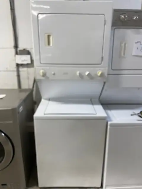 Laveuse sécheuse superposées (stacker) 27'' blanche GE