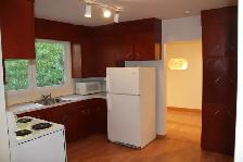Main Floor 3-Bedroom with a garage for Rent – Prime Location - Photo 5
