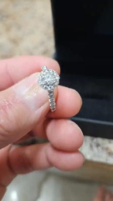 Woman 14k WHITE GOLD DIAMOND RING...T.W.C 1.01..