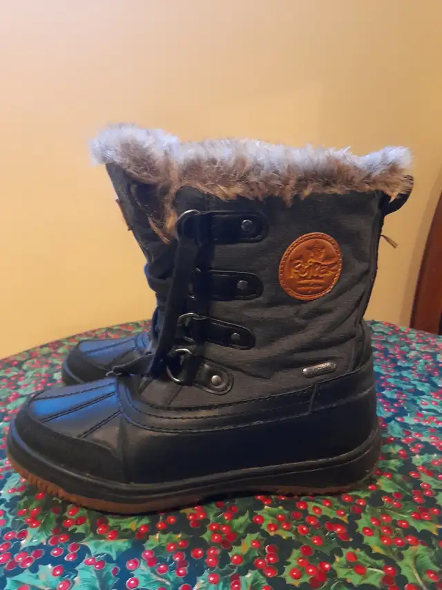 Women's/Teen Winter Boots Size 9