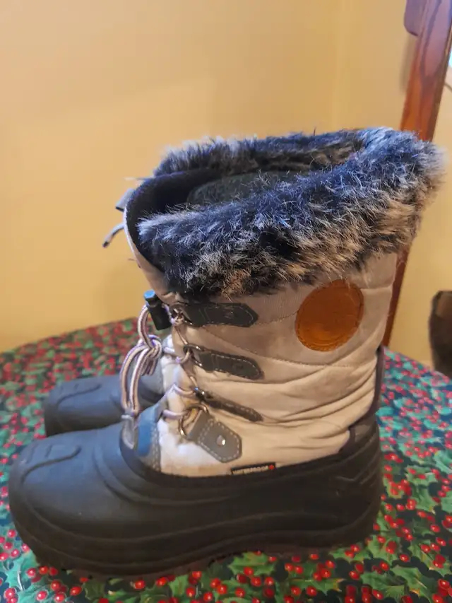 Winter boots For Women or Teenagers Size 6