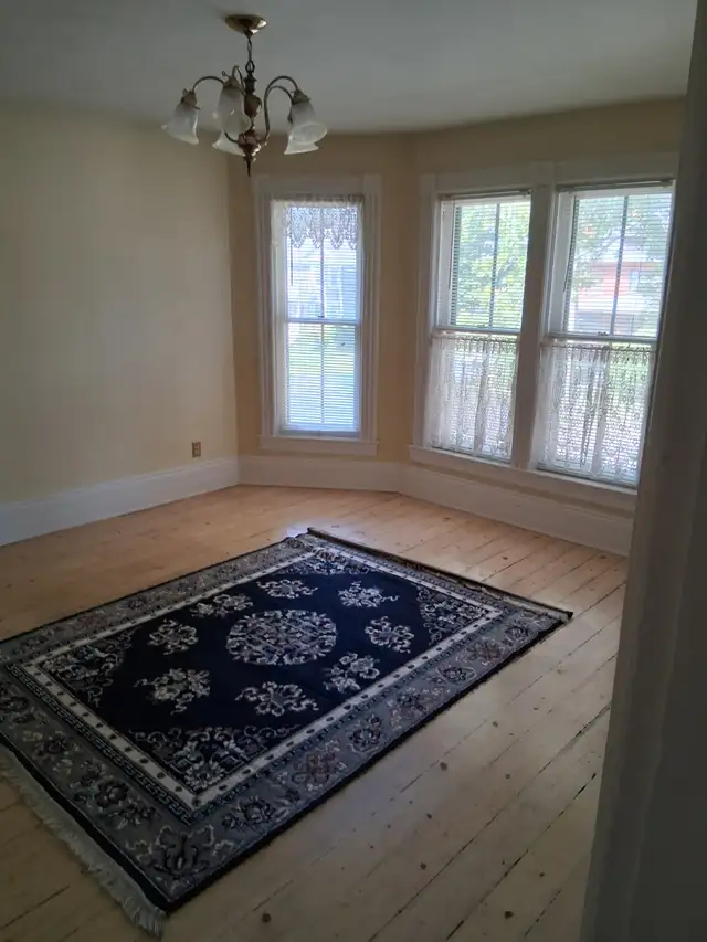 VICTORIA AVE 'ONCE IN A LIFETIME' 1300 SQ FT $1300/MTH  UTIL.