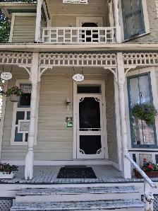 VICTORIA AVE 'ONCE IN A LIFETIME' 1300 SQ FT $1300/MTH  UTIL. - Photo 2