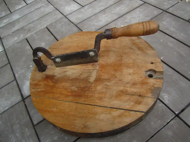 Hachoir ancien