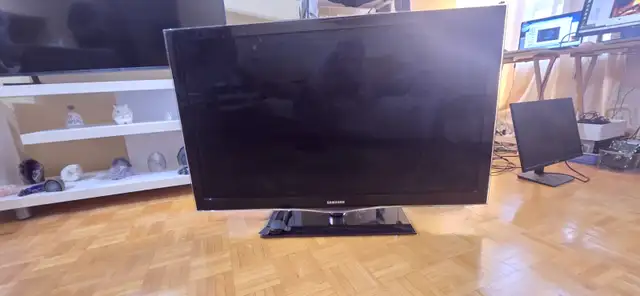 For sale. TV set, Samsung, almost new, in good condition.