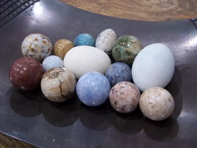 Oeufs et pierres en albâtre et marbre