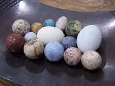 Oeufs et pierres en albâtre et marbre