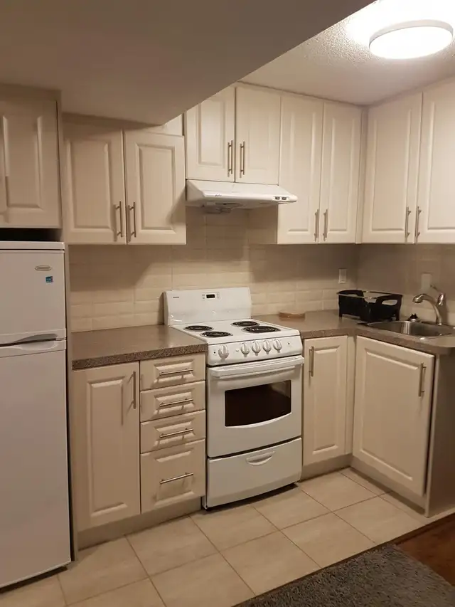 $1250 BASEMENT BACHELOR FOR RENT, YONGE/STEELS, UTILITIES INCLUD