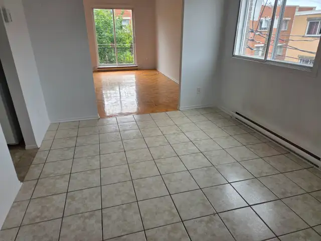 Style Condo Montréal-Nord 4½ rénové avec eau chaude inclus