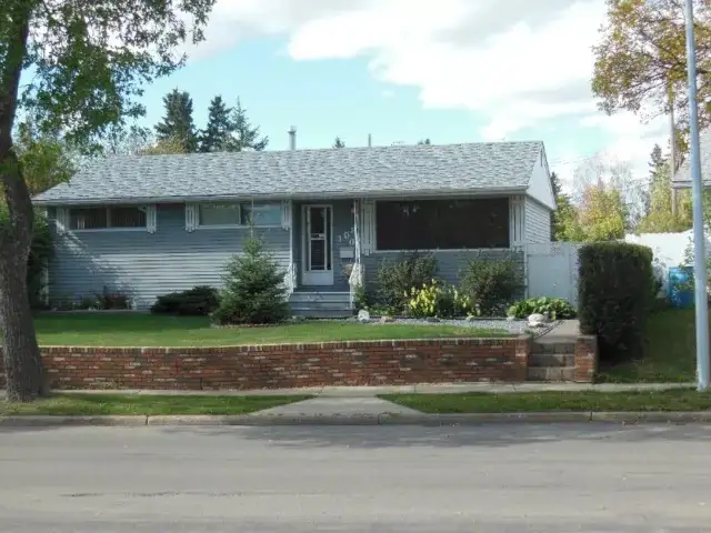 Bright & Beautiful 4  Bedroom 2 Bath Bungalow AMAZING Location!