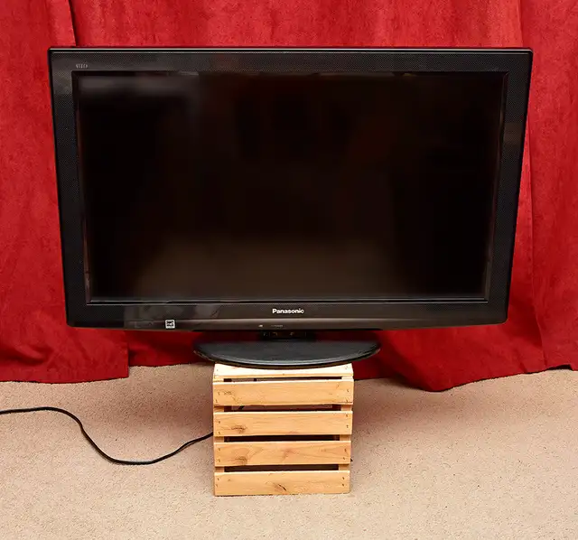 Panasonic 32-inch LCD HDTV with Remote & Manual (Mint)