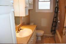 3 bedroom main floor apartment for rent in Aurora - Photo 5